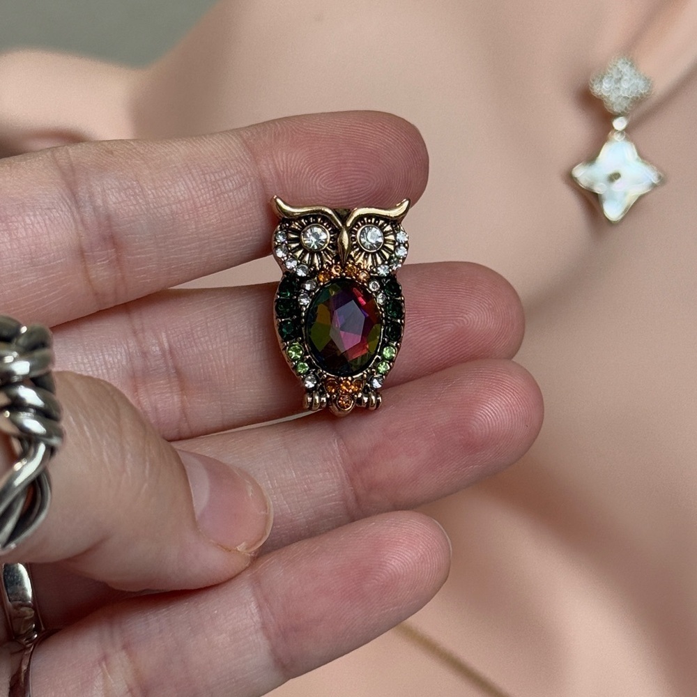 โ๏ธ Vintage Style Elegant Gold Owl Brooch with Crystals ๐ - Picture 8 of 8